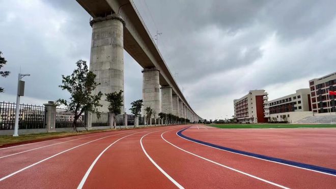 乐鱼体育广东塑胶跑道厂家丨学校的无溶剂全塑型自结纹塑胶跑道能用多久？