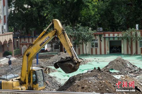 乐鱼体育北京校园“毒跑道”引关注 部分学校操场全场拆除(图1)