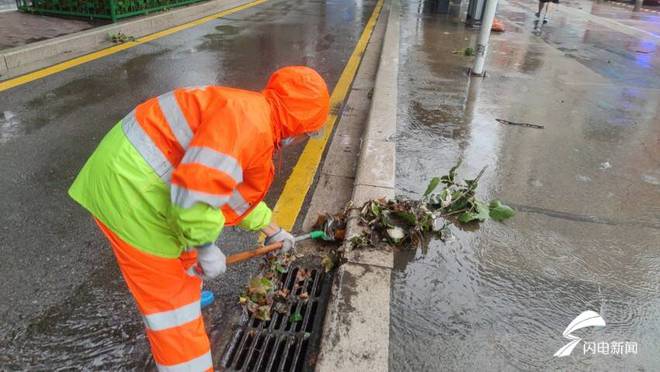 潍坊市潍城区：强降雨影响多处铁路桥涵、路段通行 防汛人员坚守一线清积水保畅通(图2)